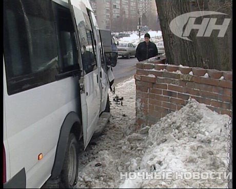 Скверное утро: в Екатеринбурге маршрутка въехала в кирпичное ограждение. Одну пассажирку госпитализировали. Объяснения водителя и пассажиров расходятся